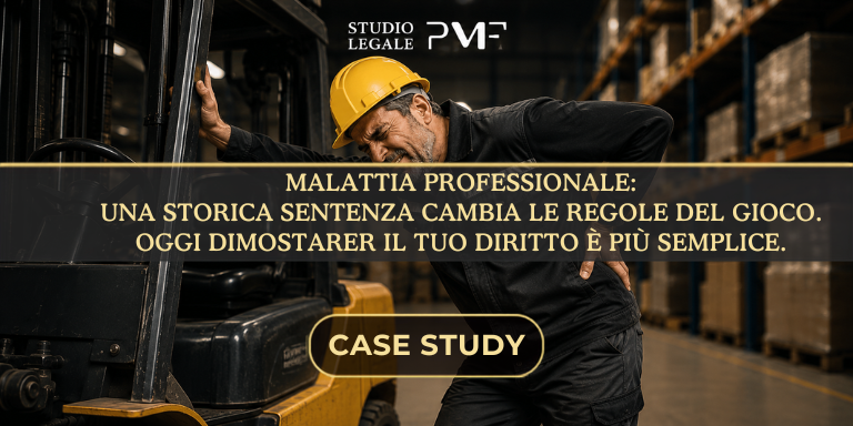 Lavoratore con mal di schiena appoggiato a un muletto durante l'attività lavorativa. Malattia professionale e sentenza sul riconoscimento INAIL - Studio Legale PMF